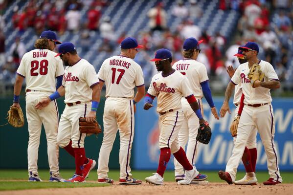 Bohm helps Phils beat Braves 7 2 take 2 of 3 from Atlanta